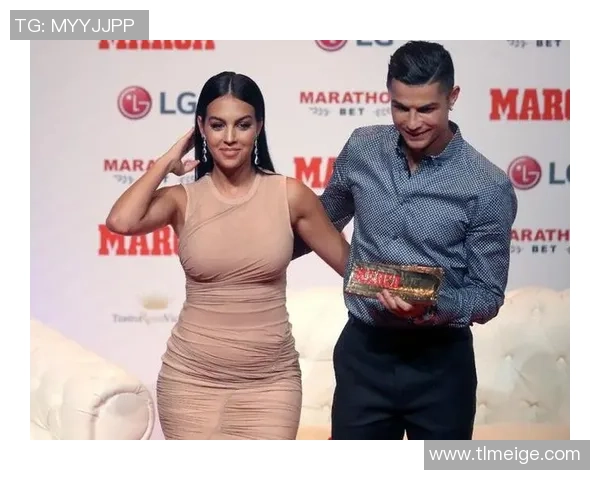 足球宝贝与球星同乘公交车引发球迷热议震动网络